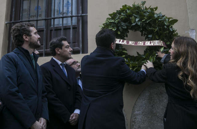 Imagen de archivo de la ofrenda floral en recuerdo de Alberto Jiménez-Becerril y Ascensión García en la calle Don Remondo de Sevilla