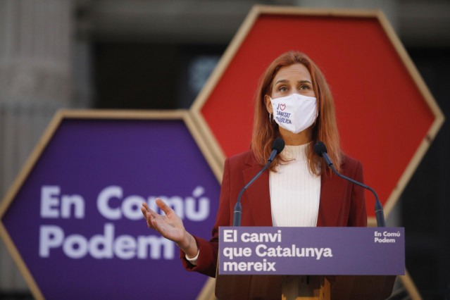 La candidata de los Comuns a la presidencia de la Generalitat, Jéssica Albiach, interviene durante el acto de inicio de campaña electoral de En Comú Podem para los comicios del 14-F, en la Facultad de Medicina del Hospital Clínic, en Barcelona.