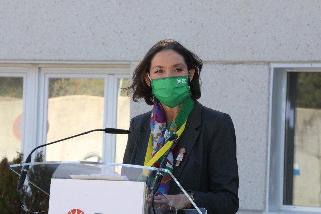 La ministra de Industria, Comercio y Turismo, Reyes Maroto, responde a los medios tras visitar la fábrica de materiales hospitalarios Becton Dickinson, en San Agustín de Guadalix.