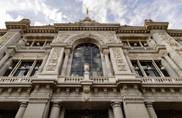 Fachada del edificio del Banco de España situada en la confluencia del Paseo del Prado y la madrileña calle de Alcalá.