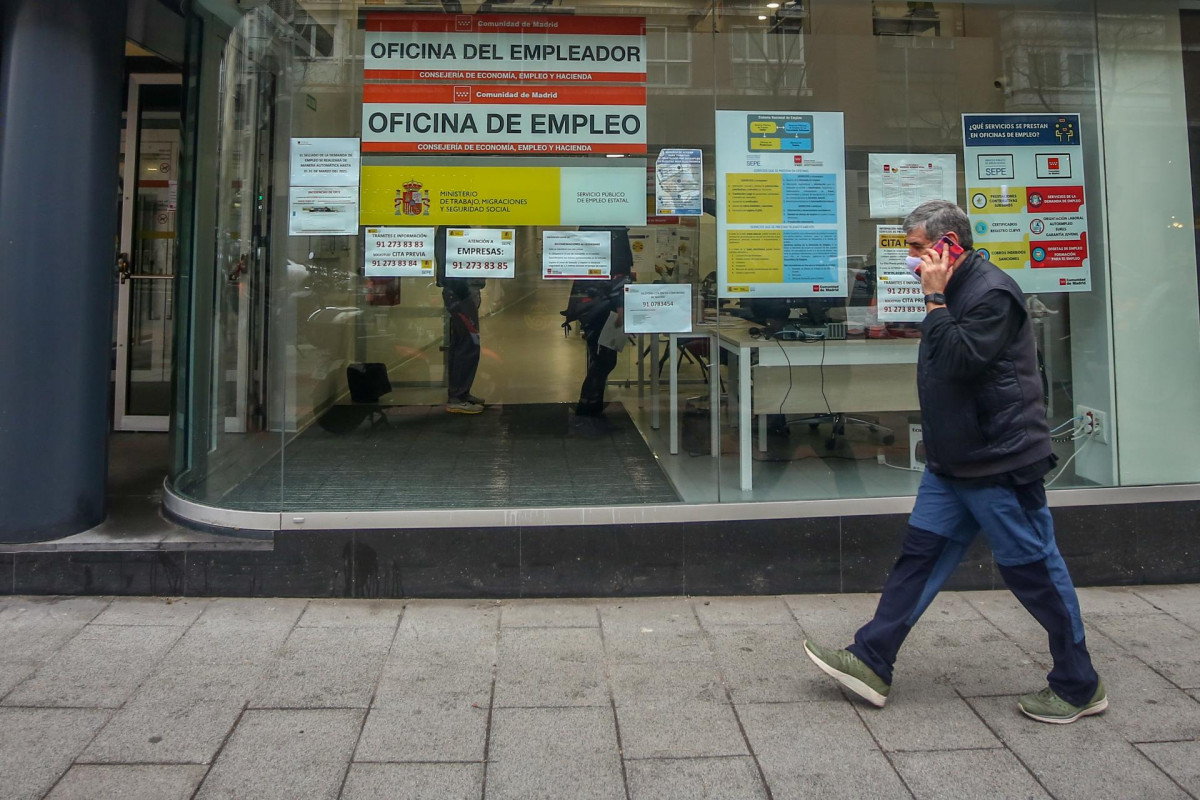 Una persona pasa por delante de una Oficina de Empleo ubicada en la capital, en Madrid, (España), a 28 de enero de 2021. La crisis del Covid-19 ha acabado con 622.600 puestos de trabajo en 2020, según indica la última Encuesta de la Población Activa (EPA)