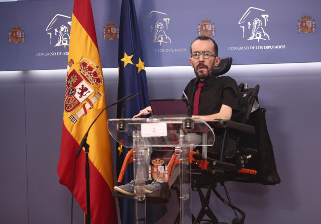 El portavoz parlamentario de Unidas Podemos, Pablo Echenique, responde a los medios en una rueda de prensa de la Junta de Portavoces convocada en el Congreso de los Diputados, en Madrid, (España), a 2 de febrero de 2021.