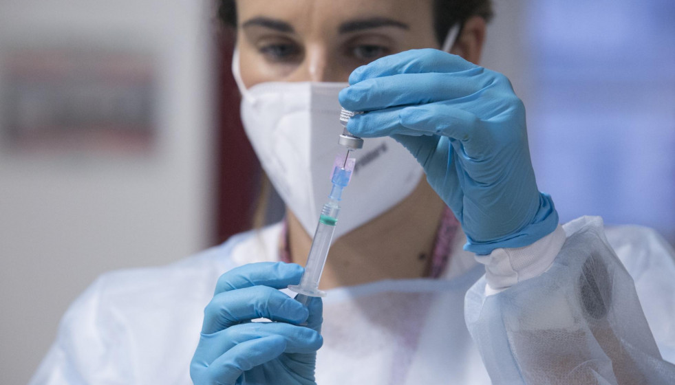 Una enfermera de Atención Primaria del área sanitaria V, Lara Menéndez prepara la segunda dosis de la vacuna Pfizer-BioNTech contra el coronavirus en el Centro Polivalente de Recursos Residencia Mi