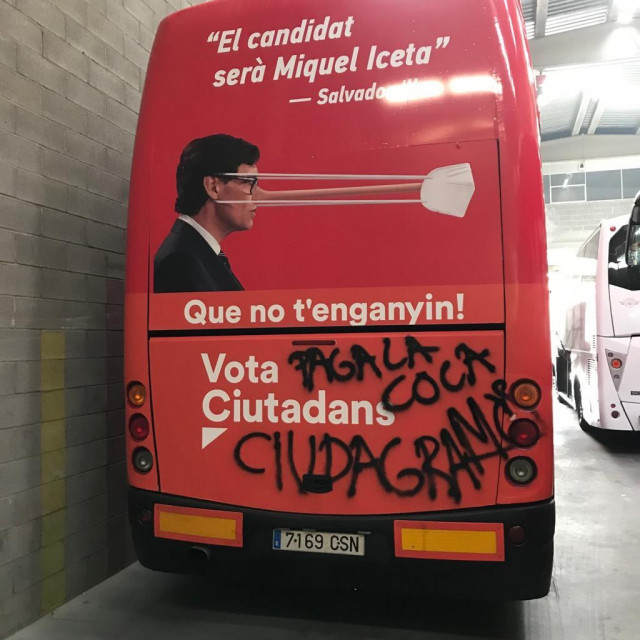Pintada en la parte trasera del autobús de Ciudadanos que ha circulado por Girona en el marco de la campaña para las elecciones catalanas del 14 de febrero.