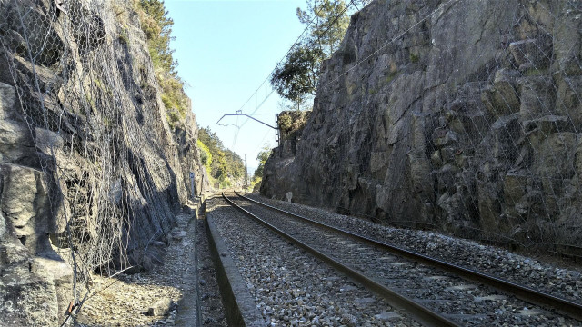 Trinchera en Ourense de la línea ferroviaria Monforte de Lemos-Vigo.