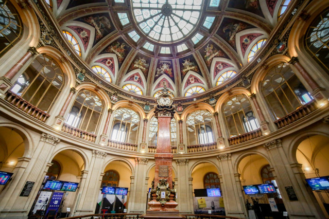 El interior de la Bolsa de Madrid (España)