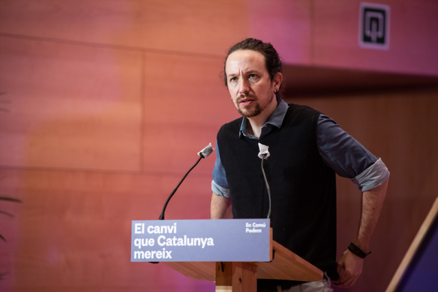 (I-D) El  vicepresidente segundo del Gobierno, Pablo Iglesias, interviene durante el acto central de campaña de En Comú Podem para las elecciones catalanas, en Santa Coloma de Gramanet, Barcelona, Catalunya (España), a 6 de febrero de 2021.