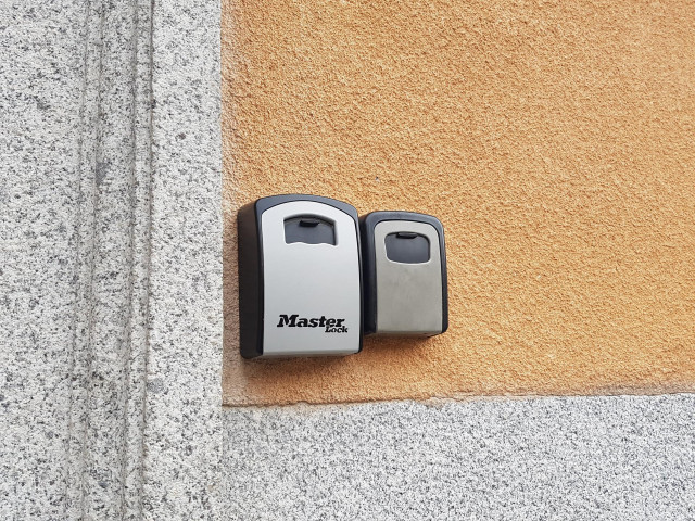 Cajetines de acceso a viviendas de uso turístico.