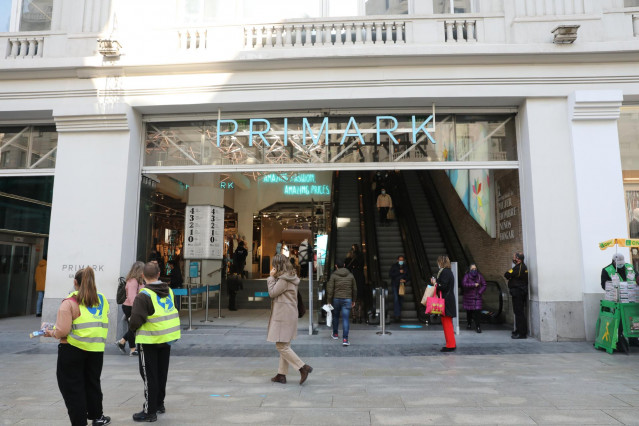 Transeúntes pasan al lado del Primark de Gran Vía, en Madrid