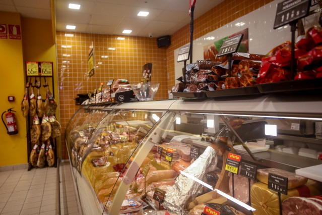 Sección de charcutería de un supermercado de Madrid