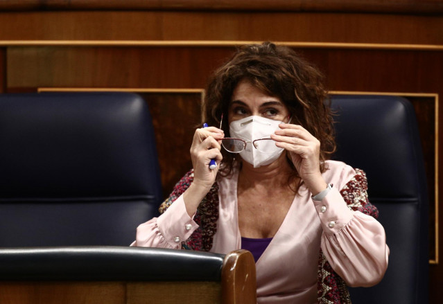 La ministra portavoz y de Hacienda, María Jesús Montero, durante una sesión plenaria celebrada en el Congreso de los Diputados, en Madrid, (España), a 28 de enero de 2021. Durante el pleno de hoy el Congreso debatirá la convalidación de los decretos leyes