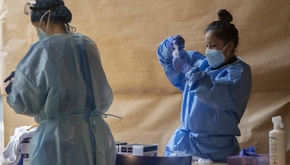Un trabajador sanitario sostiene una probeta en un dispositivo de cribado masivo de antígenos organizado para detectar positivos por coronavirus en las instalaciones del Centro Cultural Los Pinos, en
