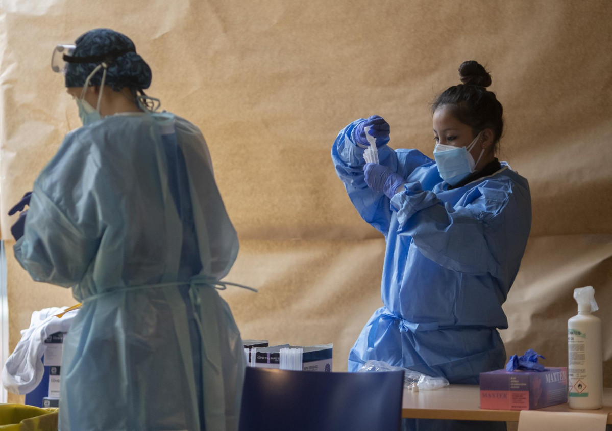 Un trabajador sanitario sostiene una probeta en un dispositivo de cribado masivo de antígenos organizado para detectar positivos por coronavirus en las instalaciones del Centro Cultural Los Pinos, en