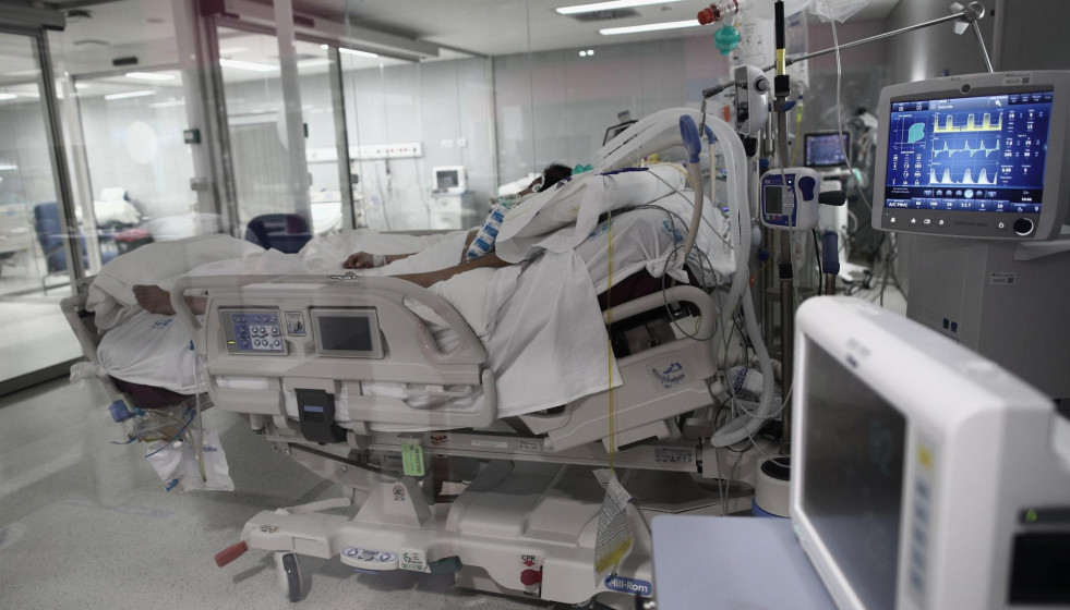 Archivo - Un enfermo en una cama de la UCI del Hospital de Emergencias Isabel Zendal, Madrid (España), a 20 de enero de 2021.