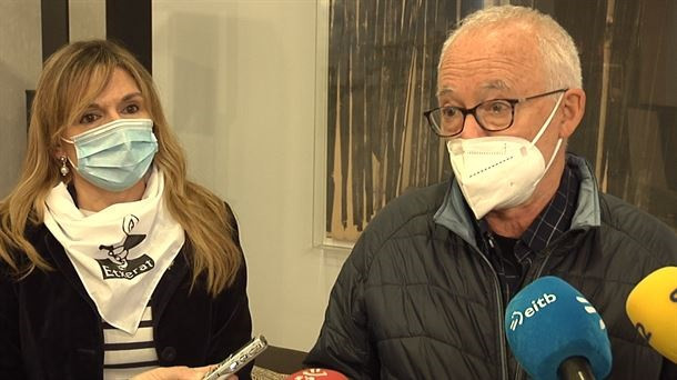 Los portavoces de Etxerat, Patricia Vélez, y Sare, Joseba Azkarraga
