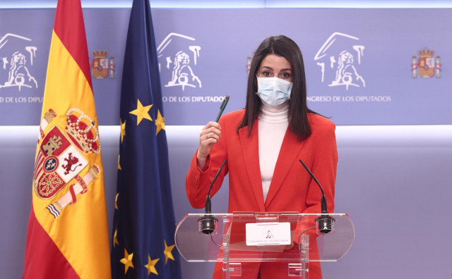 La presidenta de Ciudadanos, Inés Arrimadas, en una rueda de prensa en el Congreso de los Diputados.