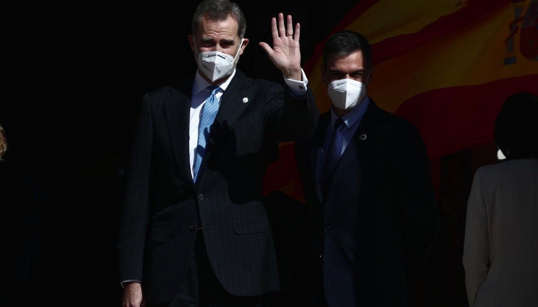 El Rey Felipe VI saluda acompañado del presidente del Gobierno, Pedro Sánchez, durante el acto con motivo del 40 aniversario del 23 de febrero de 1981