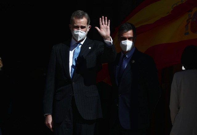 El Rey Felipe VI saluda acompañado del presidente del Gobierno, Pedro Sánchez, durante el acto con motivo del 40 aniversario del 23 de febrero de 1981