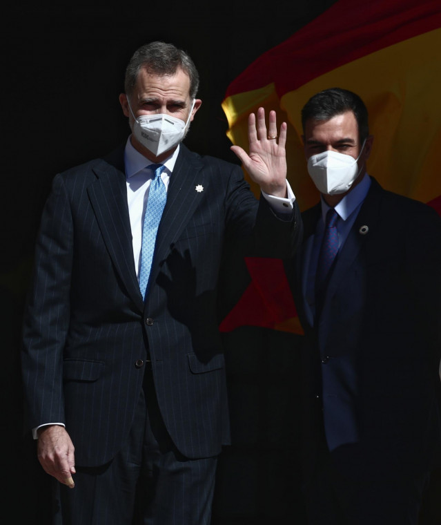 El Rey Felipe VI (i) saluda acompañado del presidente del Gobierno, Pedro Sánchez, durante el acto con motivo del 40 aniversario del 23 de febrero de 1981 celebrado en el Salón de Pasos Perdidos del Congreso de los Diputados, en Madrid, (España), a 23 de