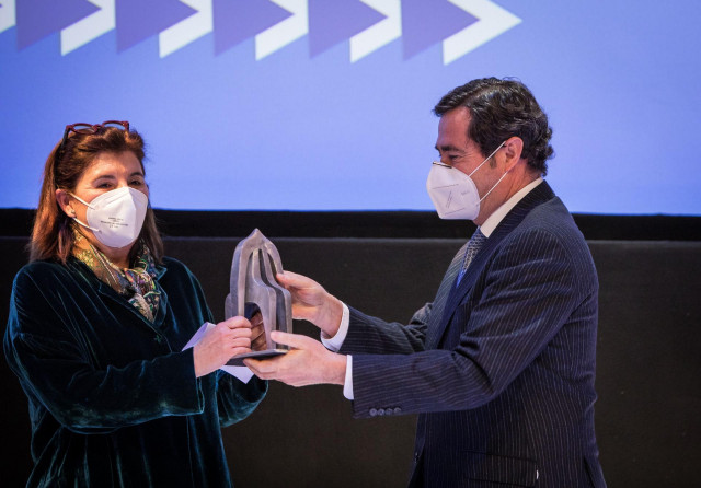 La presidenta del Grupo Faustino, Carmen Martínez Zabala, recibe un premio por su trayectoria