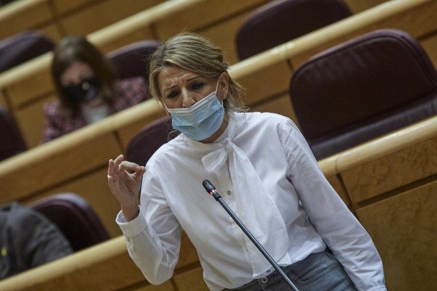 La ministra de Trabajo, Yolanda Díaz interviene durante una sesión de control al Gobierno en el Senado, en Madrid (España), a 2 de febrero de 2021. Durante el pleno, el Ejecutivo se enfrenta esta vez a preguntas relacionadas con la nueva ley educativa, la