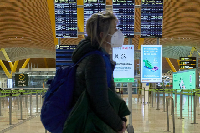 Una mujer camina por la terminal T4 del Aeropuerto Adolfo Suárez Madrid-Barajas