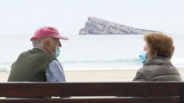 Dos personas en la localidad alicantina de Benidorm a 23 de febrero de 2021