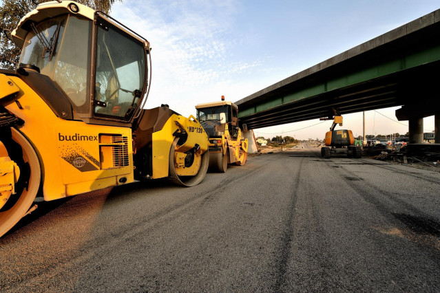 Archivo - Budimex (Ferrovial) obras de carreteras