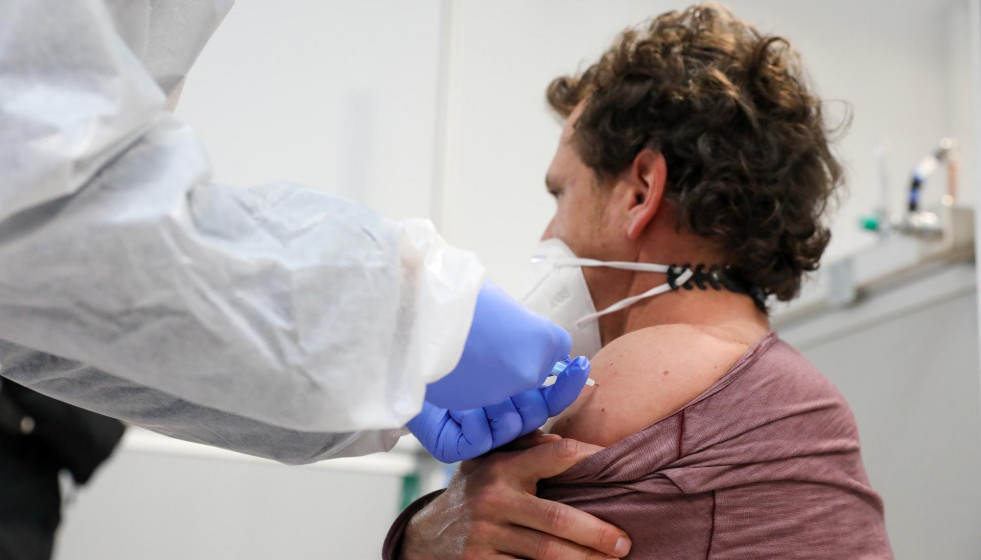 Un hombre recibe la vacuna de AstraZeneca contra el COVID-19, en el Pabellón 3 del Hospital Público Enfermera Isabel Zendal, en Madrid, (España), a 23 de febrero de 2021.
