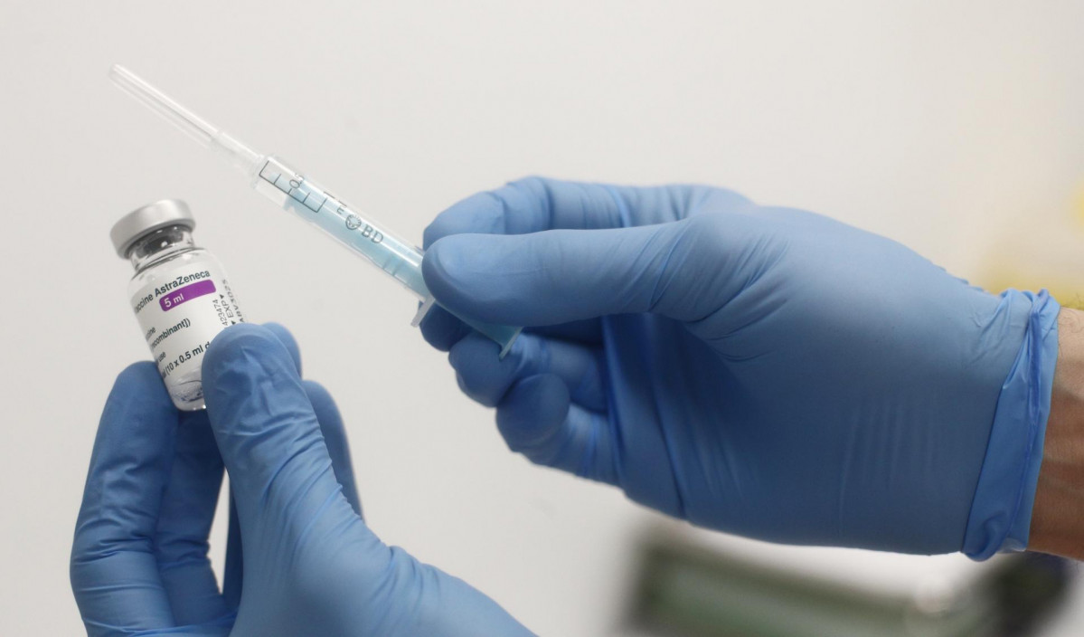 Una profesional sanitaria sostiene una dosis de la vacuna contra la COVID-19 de AstraZeneca en un Centro de Vacunación de la Comunidad de Madrid, en Madrid (España), a 19 de febrero de 2021. La Cons