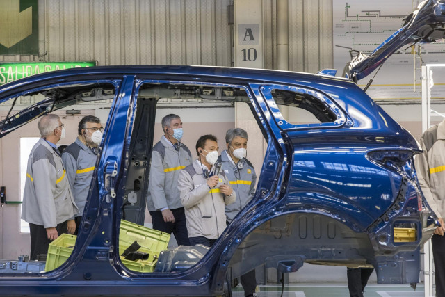 Archivo - De Meo, junto a De los Mozos, entre otros, visita la factoría de Renault en Palencia.