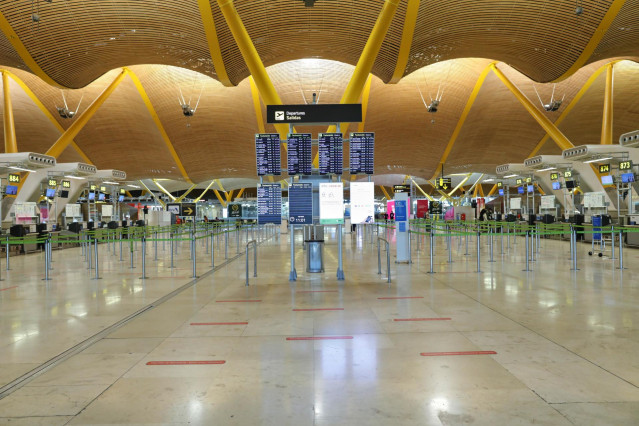 Archivo - Ambiente en la T4 del Aeropuerto de Adolfo Suárez Madrid-Barajas.