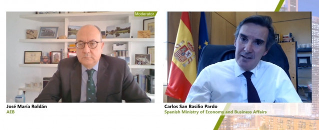 El director general del Tesoro, Carlos San Basilio (dcha), y el presidente de AEB, José María Roldán (izq), en la jornada organizada por la Asociación de Mercados Financieros en Europa (AFME).