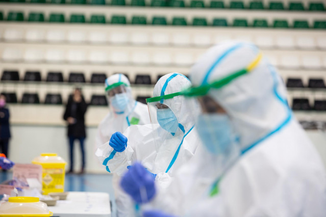 Cribado masivo de test de antígenos habilitado en el pabellón deportivo Juancho Pérez, en el Centro de Salud San Fernando, en Badajoz.