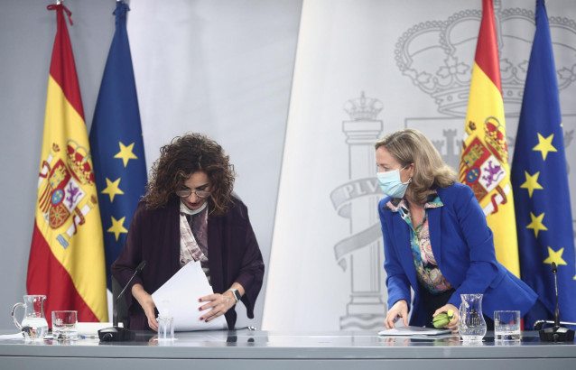 Archivo - (I-D) La ministra Portavoz y de Hacienda, María Jesús Montero, y la vicepresidenta y ministra de Asuntos Económicos y Digitalización, Nadia Calviño, comparecen en rueda de prensa posterior a un Consejo de Ministros