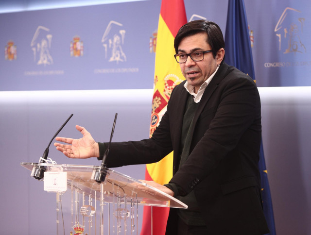 El secretario primero del Congreso y diputado de ECP, Gerardo Pisarello, interviene durante una rueda de prensa posterior a una reunión de la Junta de Portavoces en el Congreso de los Diputados, en Madrid (España), a 23 de febrero de 2021.