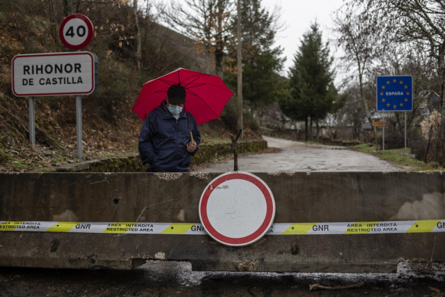 Un hombre pasea alrededor del cierre de la frontera de Rihonor/Rio de Onor en la Sierra de la Culebra (Zamora) con Portugal, en Zamora, Castilla y León (España), a 7 de febrero de 2021. El Gobierno de Portugal decidió cerrar las fronteras con España, al m