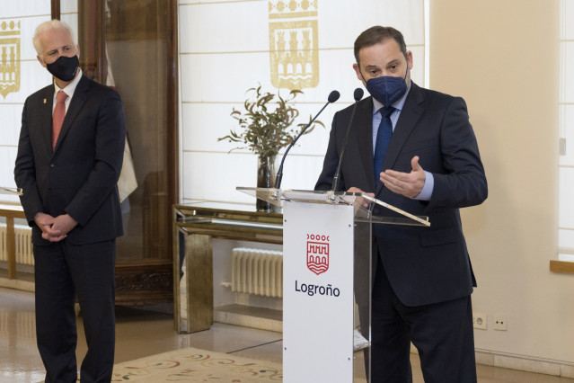 El ministro de Transportes, Movilidad y Agenda Urbana, José Luis Ábalos, en comparecencia de prensa junto al alcalde de Logroño, Pablo Hermoso de Mendoza