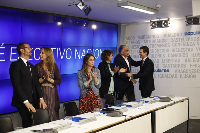 Archivo - El presidente del PP, Pablo Casado, con miembros del Comité Ejecutivo del PP.