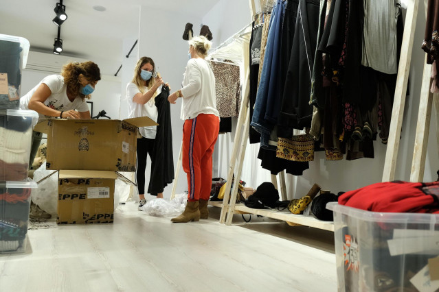 Archivo - Preparación de una tienda de ropa antes de ser abierta al público en Palma.