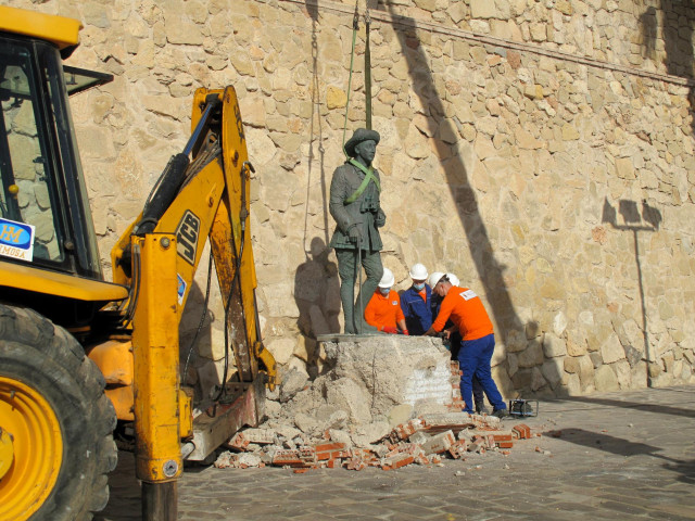 Una grúa retira la estatua de Franco situada en frente a la muiralla de ‘Melilla La Vieja’, en Melilla (España),  a 23 de febrero de 2021. La Asamblea de Melilla aprobó este lunes la retirada la estatua, ubicada frente a la muralla de 'Melilla La Vieja',