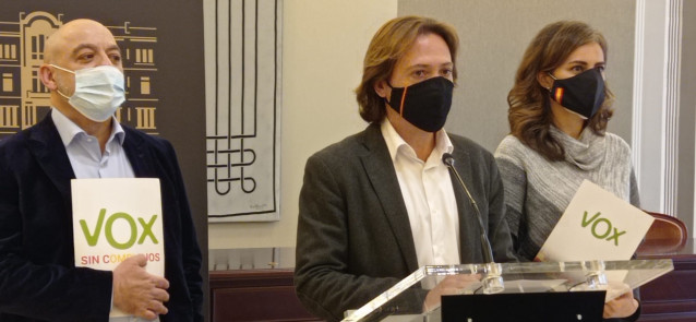 Archivo - El portavoz de Vox en el Parlament balear, Jorge Campos, junto a los diputados de formación Sergio Rodríguez e Idoia Ribas.