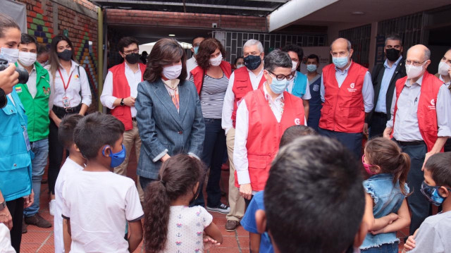 La ministra de Asuntos Exteriores, Arancha González Laya, y la canciller colombiana, Claudia Blum, en una visita a los migrantes venezolanos en la frontera con Colombia