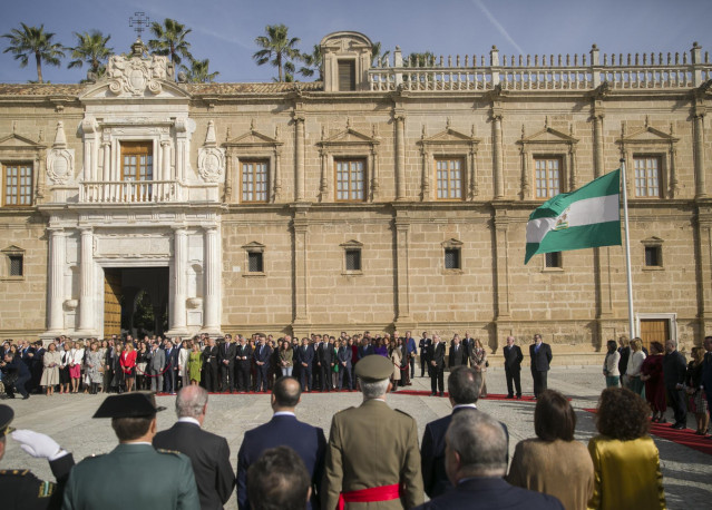 Archivo - Izada de la bandera de Andalucía ante la fachada principal con motivo del Día de Andalucía. En el Parlamento de Andalucía, Sevilla (Andalucía, España) a 28 de febrero de 2020. (Foto de archivo).