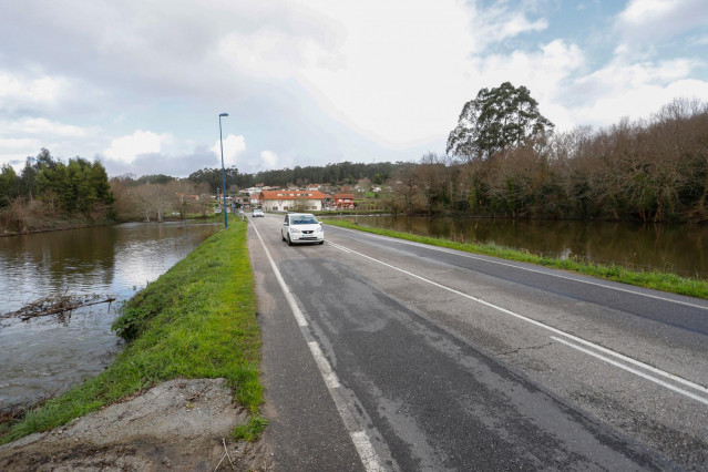 Varios coches circulando a su paso por Gondomar (Pontevedra)