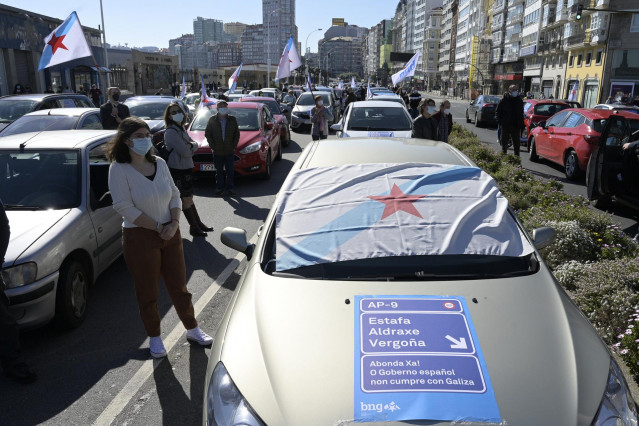 Varias personas participan en una caravana de vehículos convocada por el BNG para reivindicar la rebaja de los peajes en la AP-9, en A Coruña, Galicia (España), a 28 de febrero de 2021.