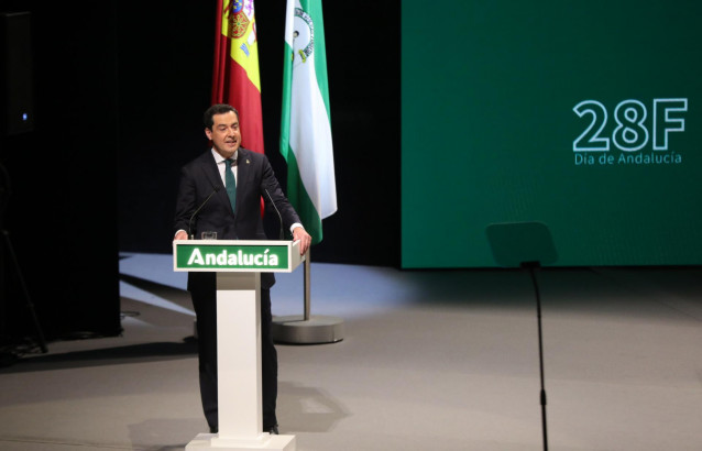 El presidente de la Junta de Andalucía, Juanma Moreno, toma la palabra después del acto de entrega del título de Hijo Predilecto y las Medallas de Andalucía que concede el Gobierno andaluz con motivo del Día de Andalucía.