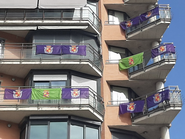 Banderas de Jaén en balcones de la provincia contra el 
