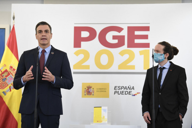 Archivo - El presidente del gobierno, Pedro Sánchez (i), junto al vicepresidente segundo y ministro de Derechos Sociales y Agenda 2030, Pablo Iglesias, interviene durante la presentación de las claves de los Presupuestos Generales del Estado (PGE) 2021.