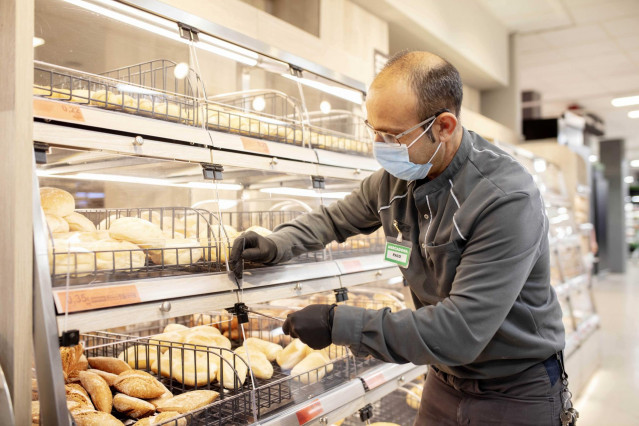 Trabajador de Mercadona en un supermercado de València